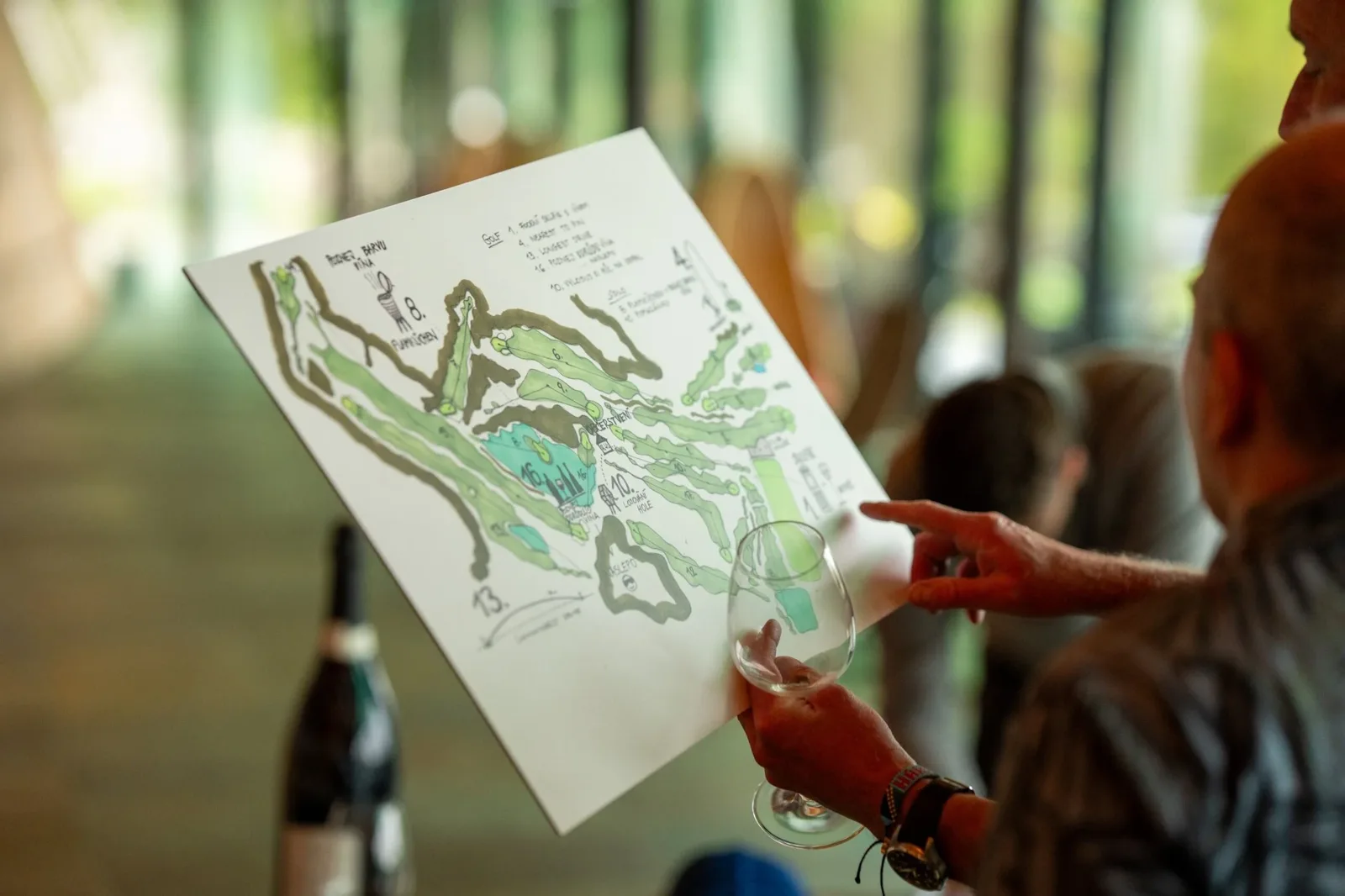 Mapa hřiště Čertovo Břemeno se sklenkou vína